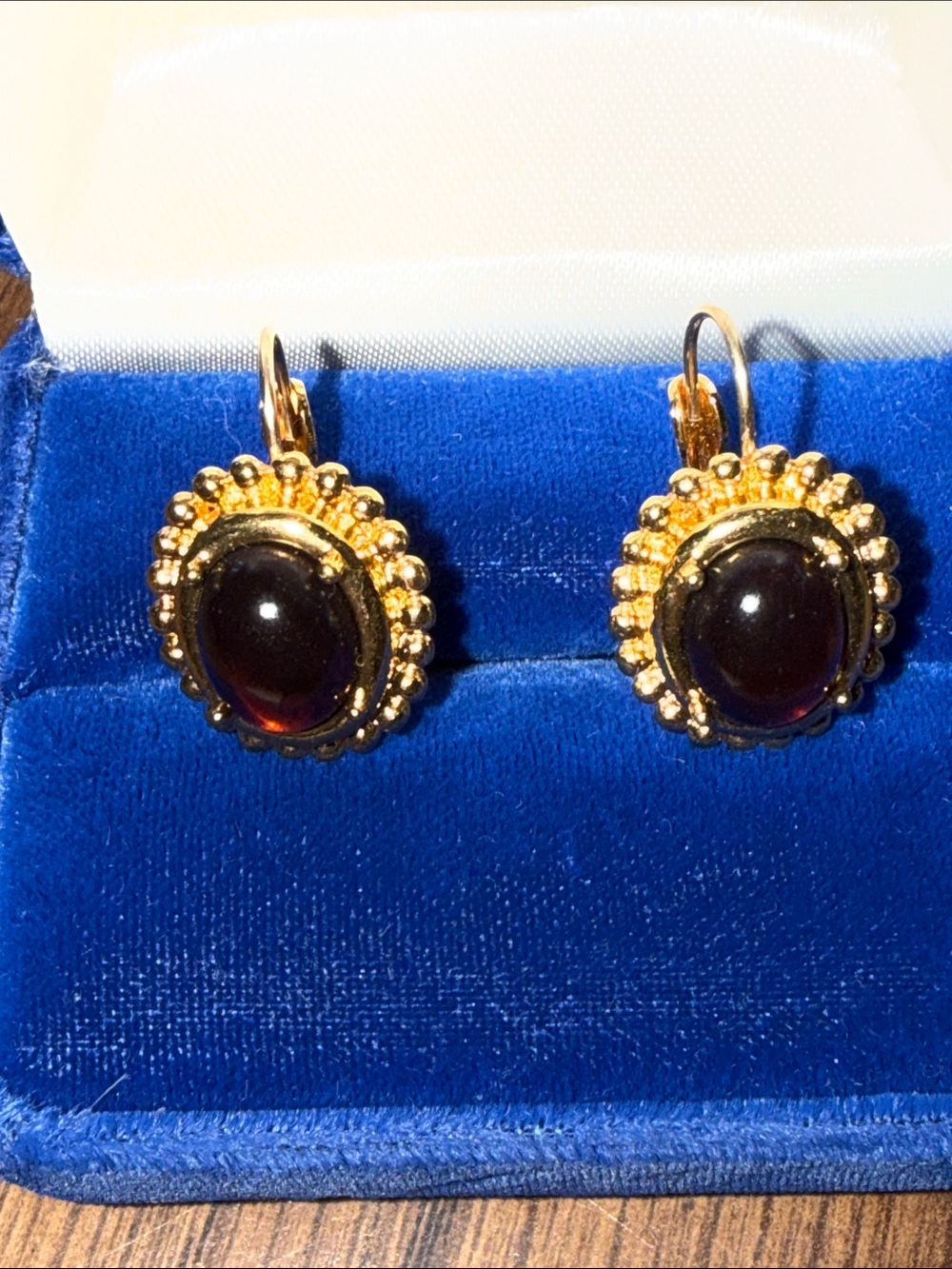 😍Vintage Monet Gold-Tone Oval Drop Earrings - Elegant Beaded Like Edge